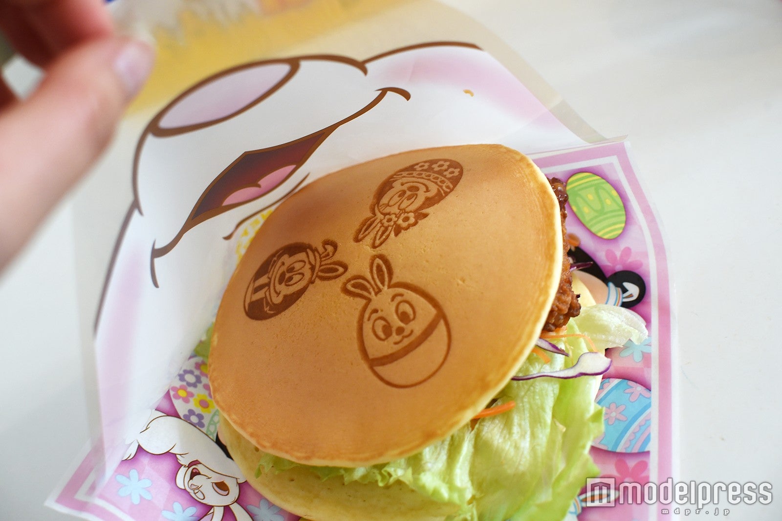 チキン竜田揚げのパンケーキサンド（C）モデルプレス