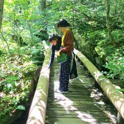 (手前から)宮崎香蓮、小島藤子(C)TBS