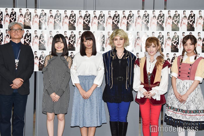 堤幸彦氏、福岡聖菜、藤田奈那、神志那結衣、岡田奈々、加藤玲奈(C)モデルプレス