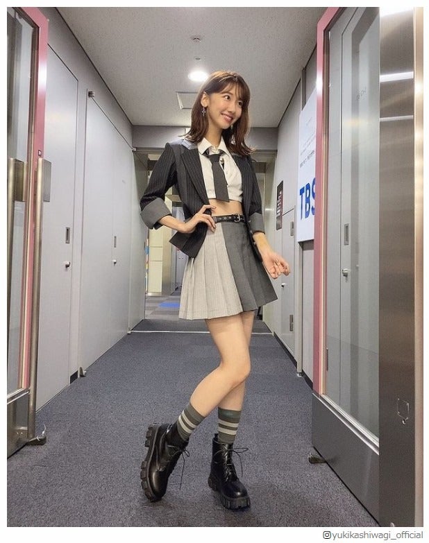 AKB48柏木由紀、新曲「根も葉もRumor」初披露間に合わずも衣装着用 “大人も着れる制服”に歓喜
