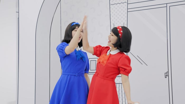 峯岸みなみ、高橋みなみ/メイキング映像より(提供写真)