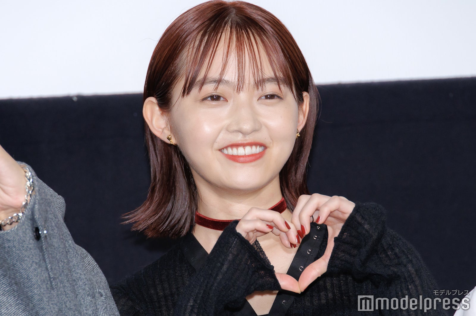 手でハートポーズを作る伊藤万理華（C）モデルプレス