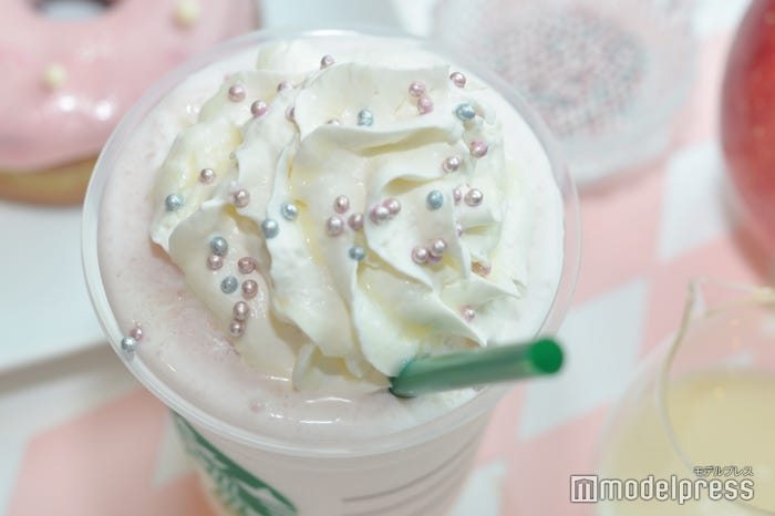 キラキラのカラートッピングがお姫様気分を演出 (C)モデルプレス