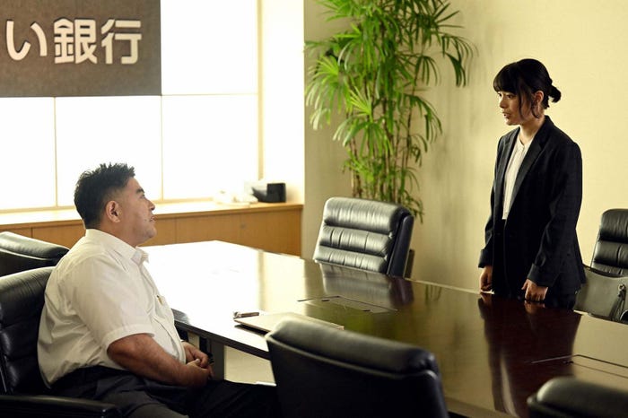 皆川猿時、岸井ゆきの「アトムの童」第3話より(C)TBS