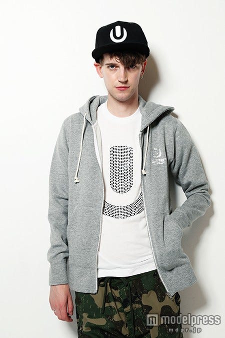 パーカー 各6,800円(税込)