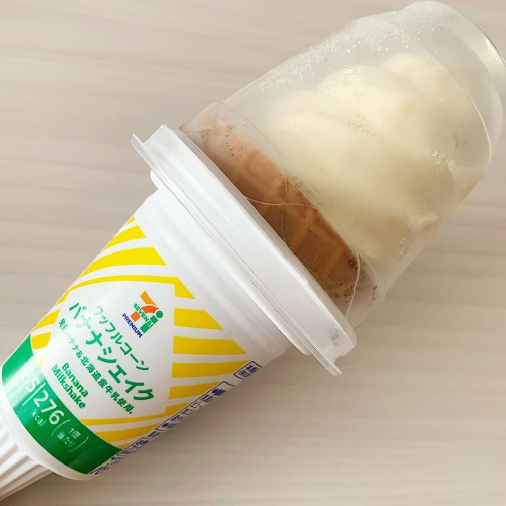 ワッフルコーンバナナシェイク