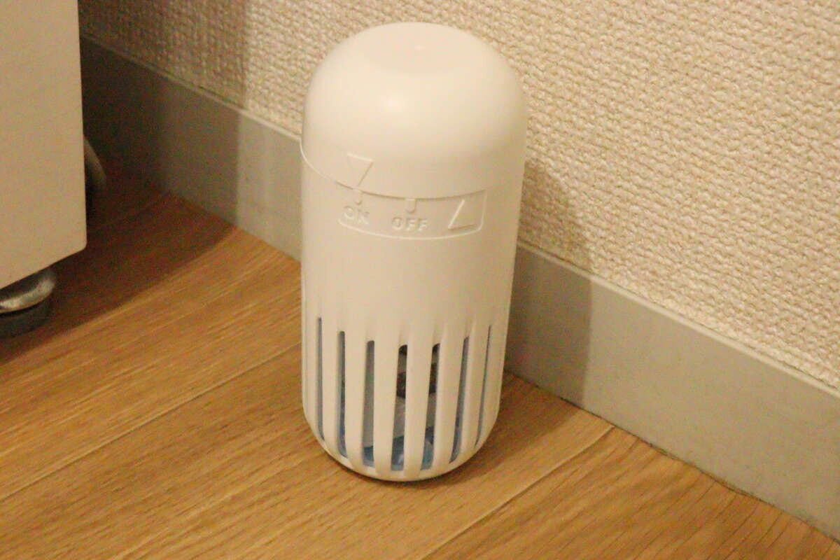 部屋のフローリングに置かれたアースOHノーマット