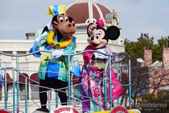 ホーレス・ホースカラー(左)/「ニューイヤーグリーティング」TDL