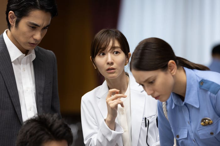 (左から)中村蒼、田中みな実、滝沢カレン「ギークス~警察署の変人たち~」最終話より(C)フジテレビ