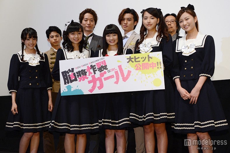 前列左から：志田友美、上白石萌歌、柏木ひなた、竹富聖花、岡崎紗絵／後列左から：菅谷哲也、浅香航大、荒井敦史、アベユーイチ監督