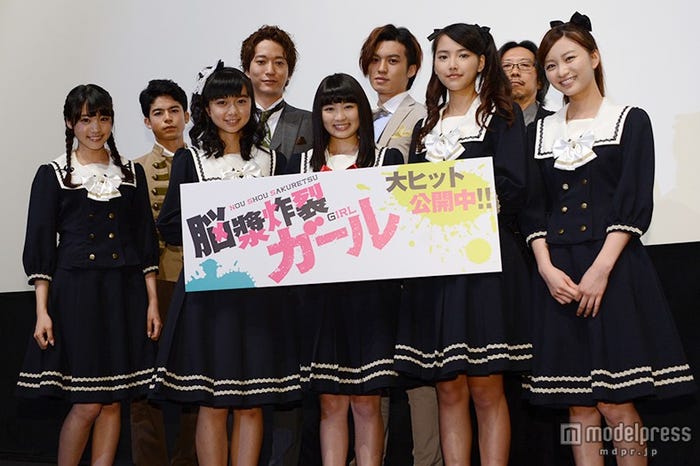 前列左から:志田友美、上白石萌歌、柏木ひなた、竹富聖花、岡崎紗絵/後列左から:菅谷哲也、浅香航大、荒井敦史、アベユーイチ監督