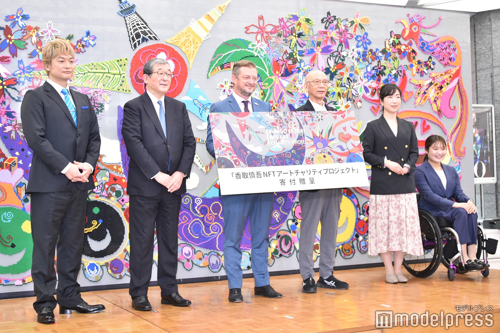 （左から）香取慎吾、山脇康会長、アンドリュー・パーソンズ会長、櫻井誠一、太田渉子選手、里見紗李奈選手（C）モデルプレス