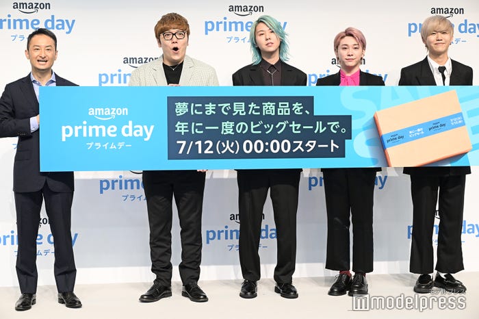アマゾンジャパン合同会社 プライム・マーケティング事業統括本部長・鈴木浩司氏、HIKAKIN、藤澤涼架、大森元貴、 若井滉斗(C)モデルプレス