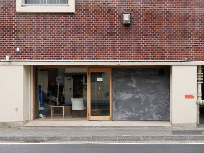 レトロ調な外観がおしゃれな「POE COFFEE(ポーコーヒー)」