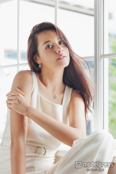 ジェンダーレスを意識したクールな“スター”ジュエリー