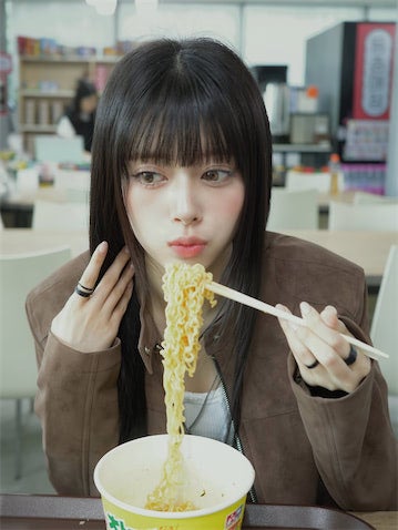 NiziU リマ、ラーメンを食べる"美しすぎる"姿にファン歓喜「ビジュめちゃめちゃ強い」