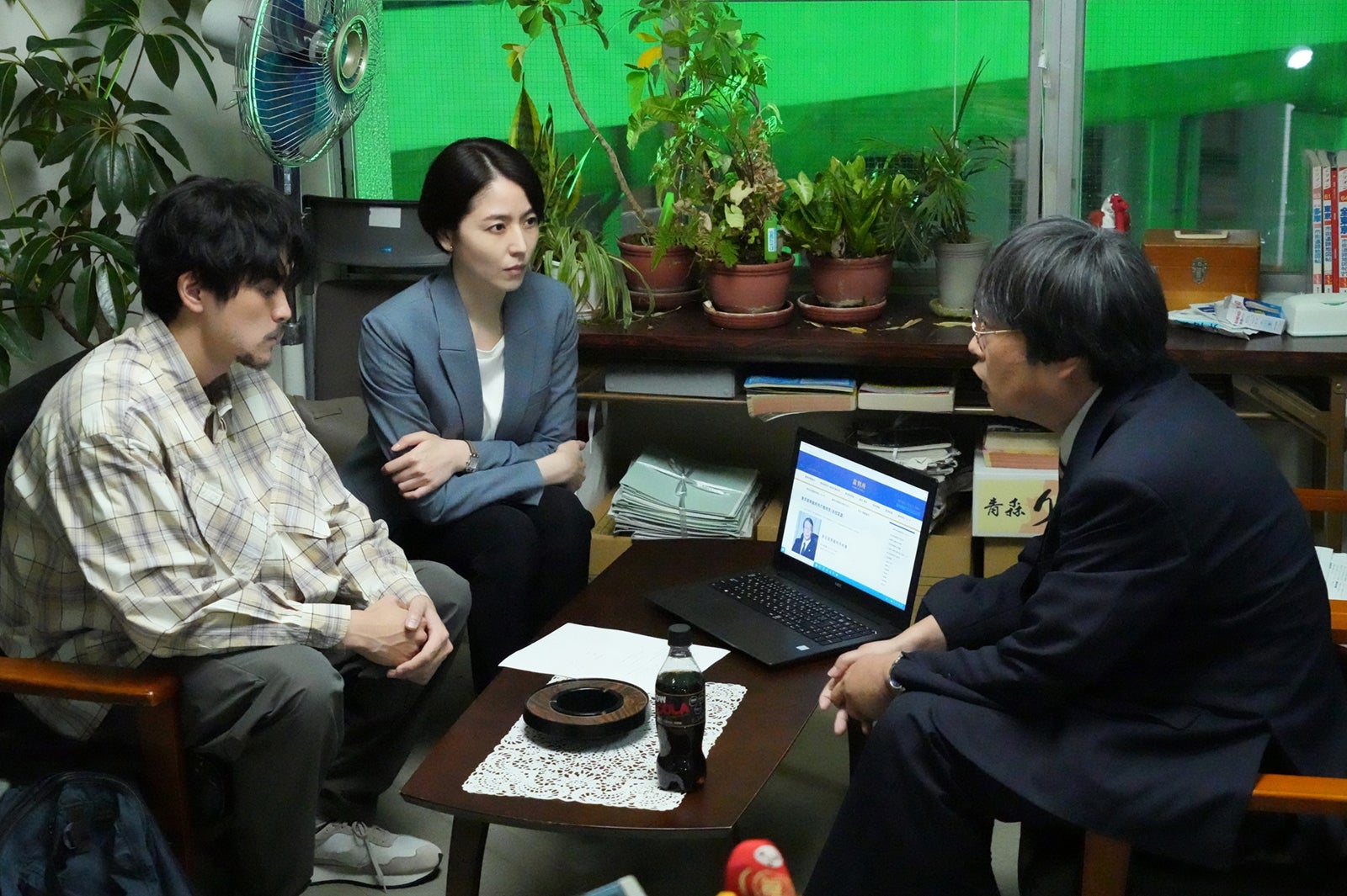 眞栄田郷敦、長澤まさみ、六角精児／ 「エルピス―希望、あるいは災い―」第7話より（C）カンテレ