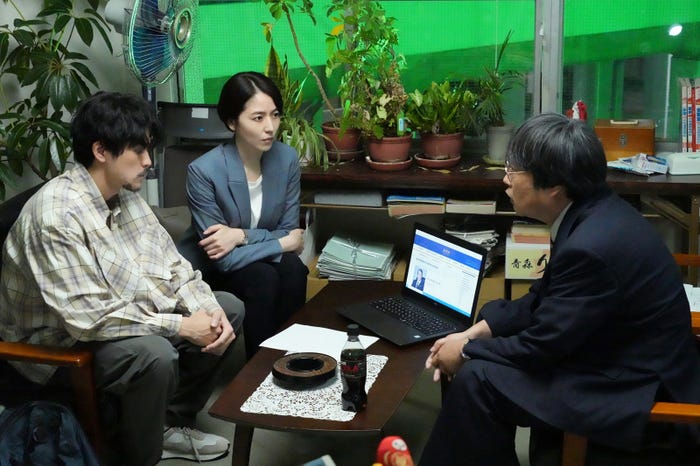 眞栄田郷敦、長澤まさみ、六角精児/ 「エルピス―希望、あるいは災い―」第7話より(C)カンテレ