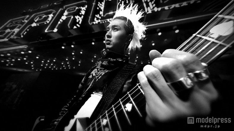 銀髪のロッカーという出で立ちで登場する松田翔太