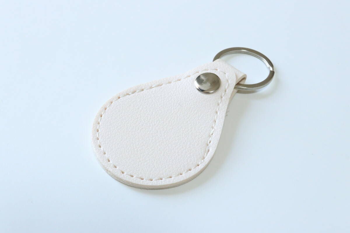 セリアの収納付キーホルダーレザー調のホワイト
