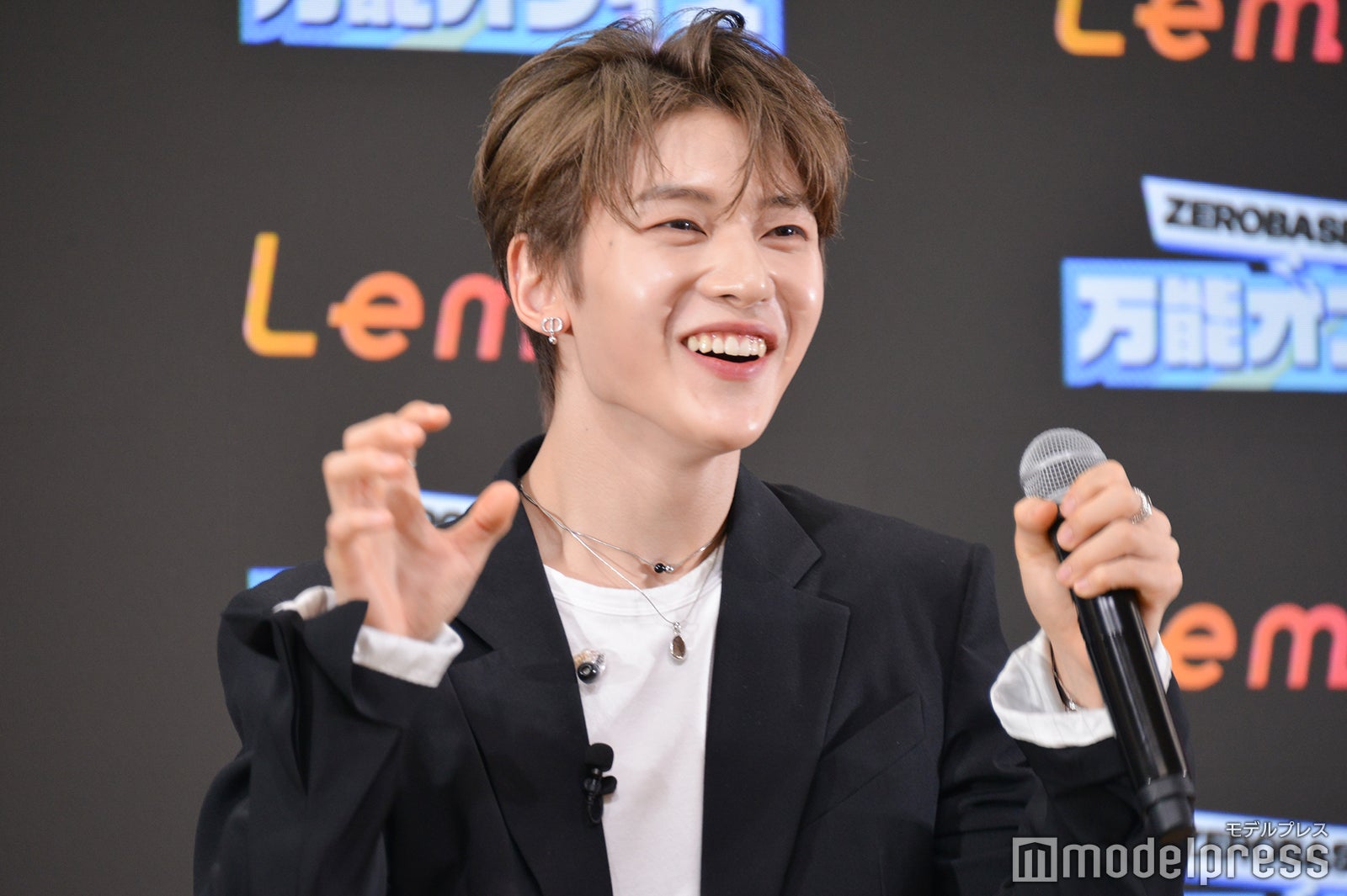 MCから“プレミアムな笑顔”を求められて愛嬌とともに披露したソク・マシュー（C）モデルプレス