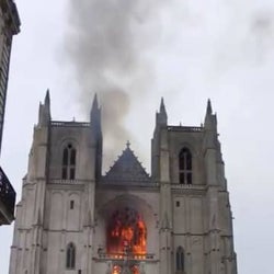 フランス西部ナント大聖堂で火災 放火の疑い パイプオルガン全焼 モデルプレス