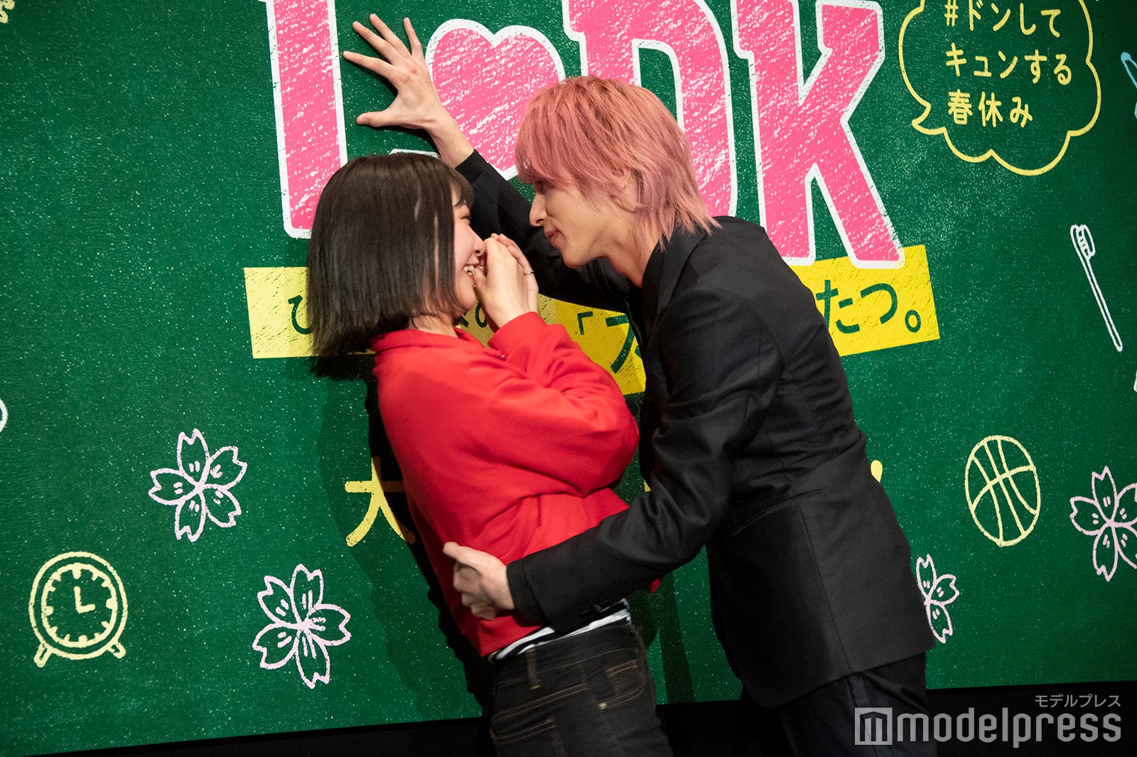 さらに距離を縮める横浜流星 （C）モデルプレス