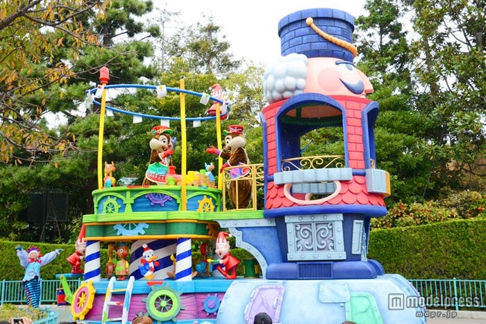 たくさんのプレゼントを作っているおもちゃ工場