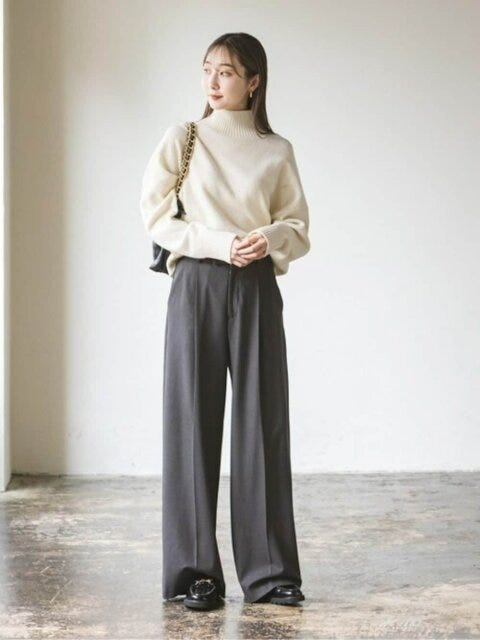グレーのワイドパンツのきれいめカジュアルコーデ