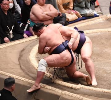 結びで波乱、座布団が舞う 平幕義ノ富士に横綱豊昇龍が金星配給 横綱大の里、大関琴桜、安青錦は3戦全勝