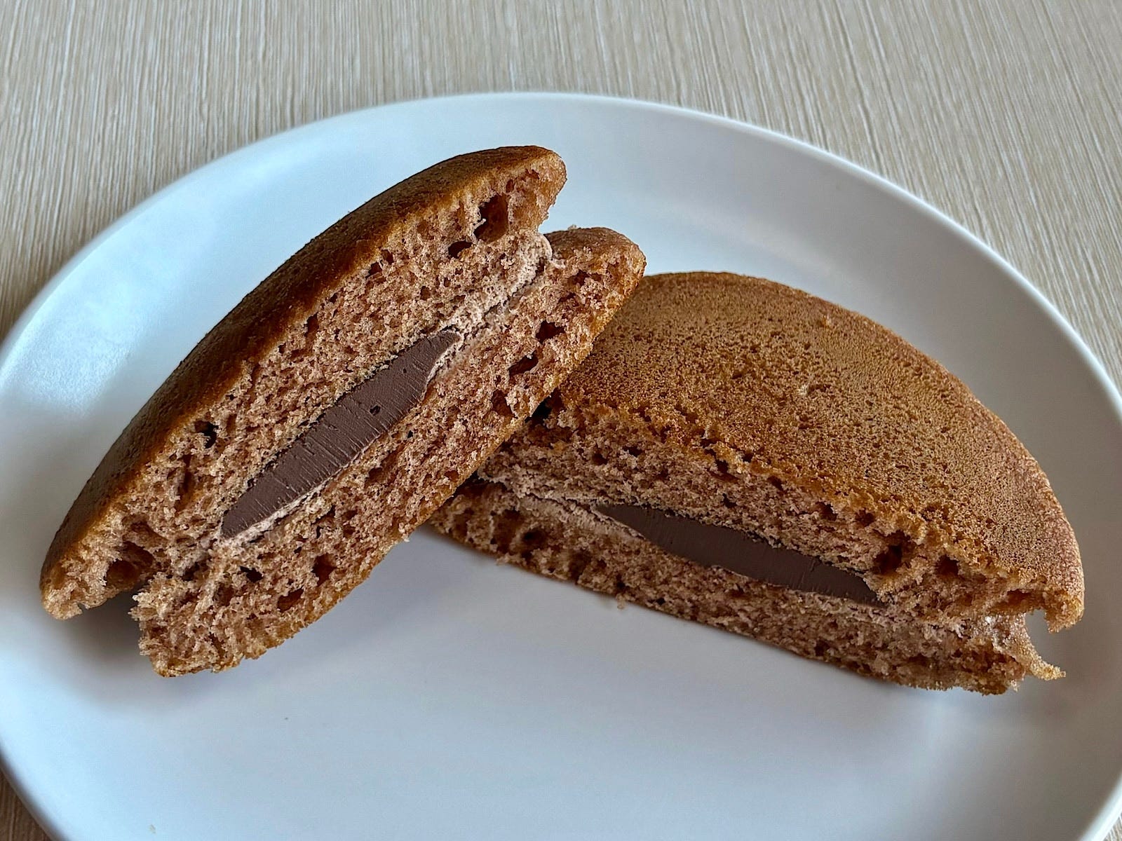 軽やかな口どけのショコラ味のパンケーキは、おやつはもちろん、朝食にもぴったり