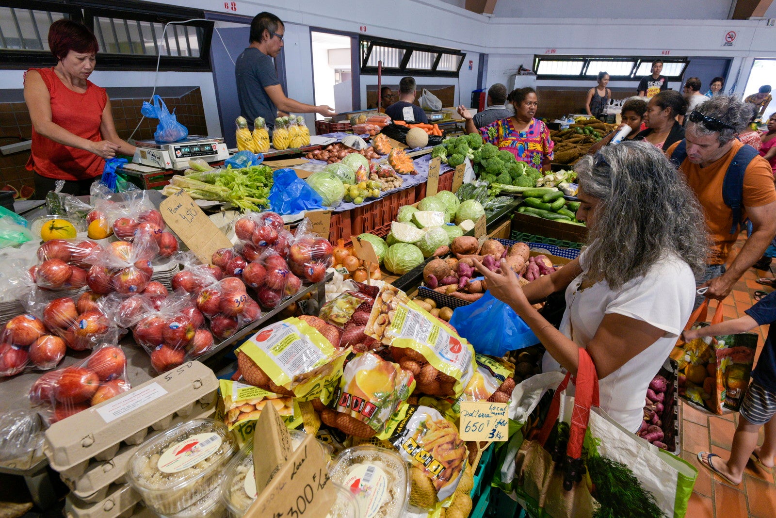ローカルな食材や総菜が手ごろな価格で買える朝マルシェ（C）Masaaki Hojo NCT