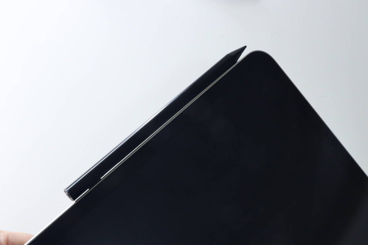 黒い充電式タッチペンがiPadの側面に磁石で吸着している様子