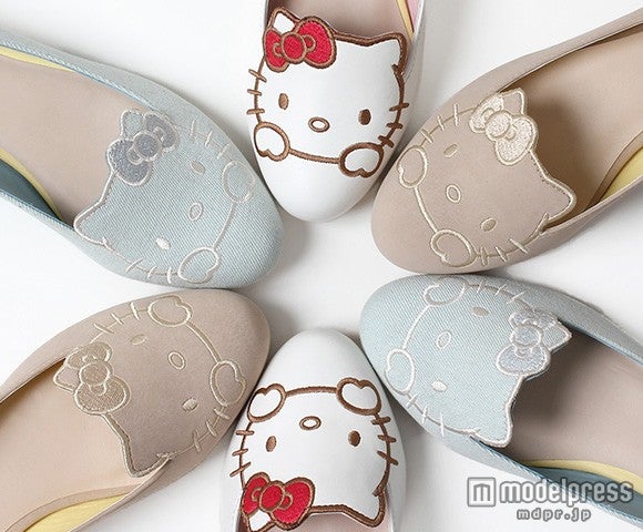 トゥ部分から顔を出したハローキティがキュート