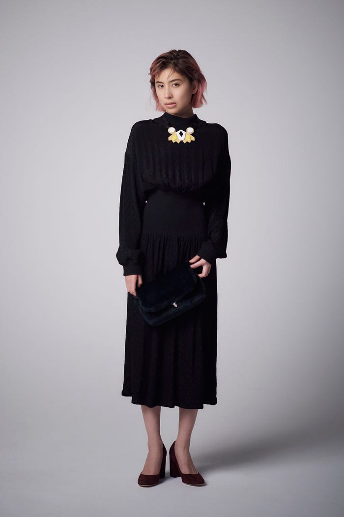 ワンピース¥91,000/レイチェル コーミー(アメリカンラグ シー 渋谷店) ネックレス¥15,000/PAPIROGA(アンルート 銀座) クラッチバッグ¥43,000/ムーニュ、パンプス¥72,000/ジャンヴィト・ロッシ(ともにTOMORROWLAND)(C)TOPLOG