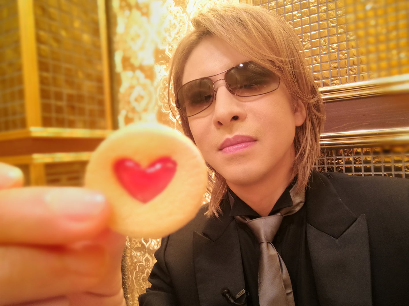 “YOSHIKI効果”が爆発　お菓子売り切れ続出、HPサーバーダウン…「芸能人格付けチェック」が今年も話題