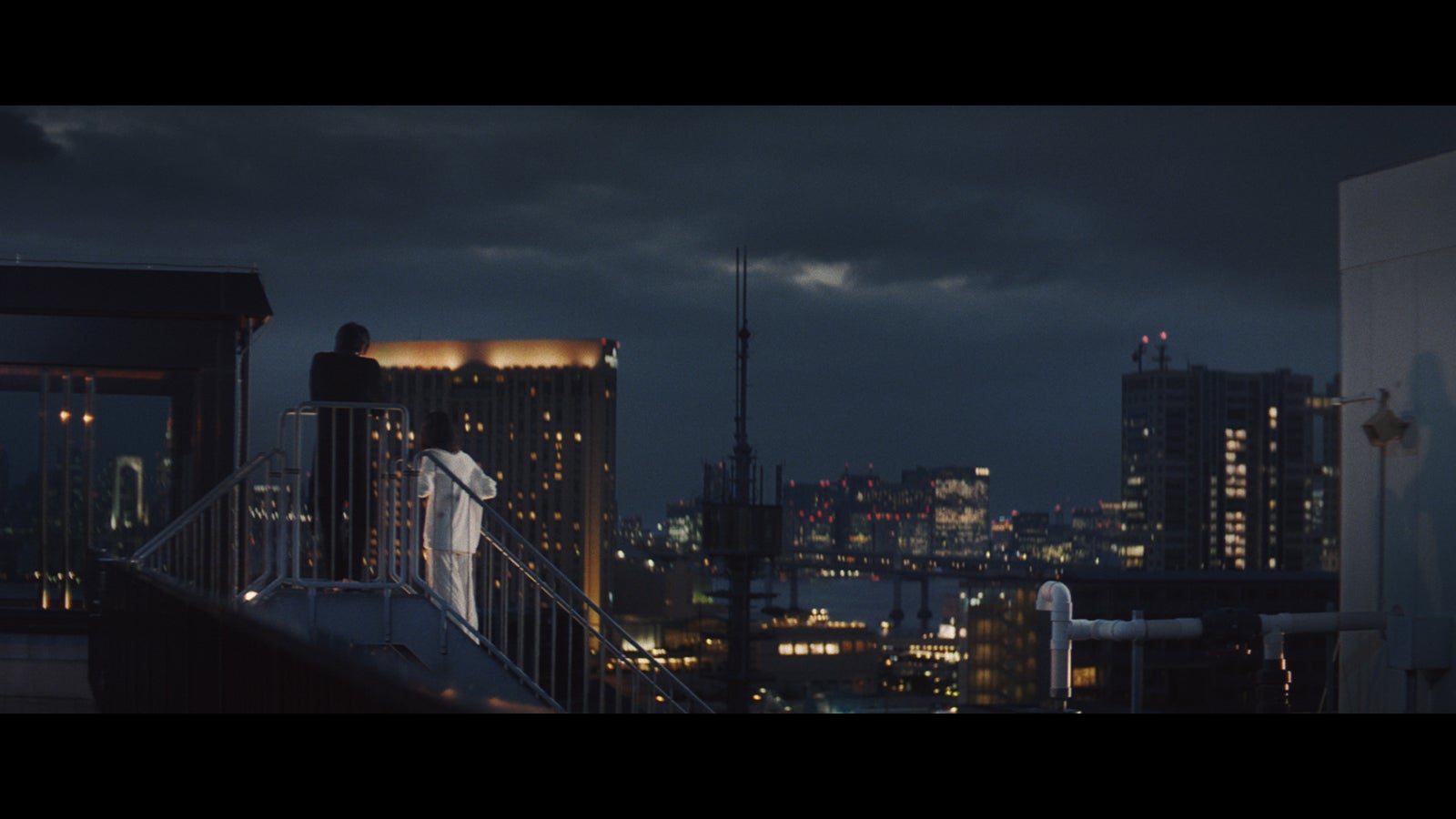 綾野剛／CM「旅だち」篇より（提供写真）