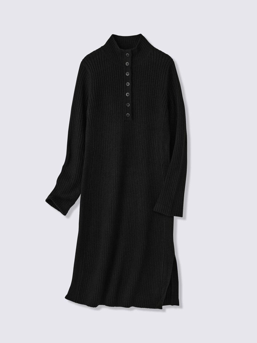 黒のハイネックリブ編みニットワンピース