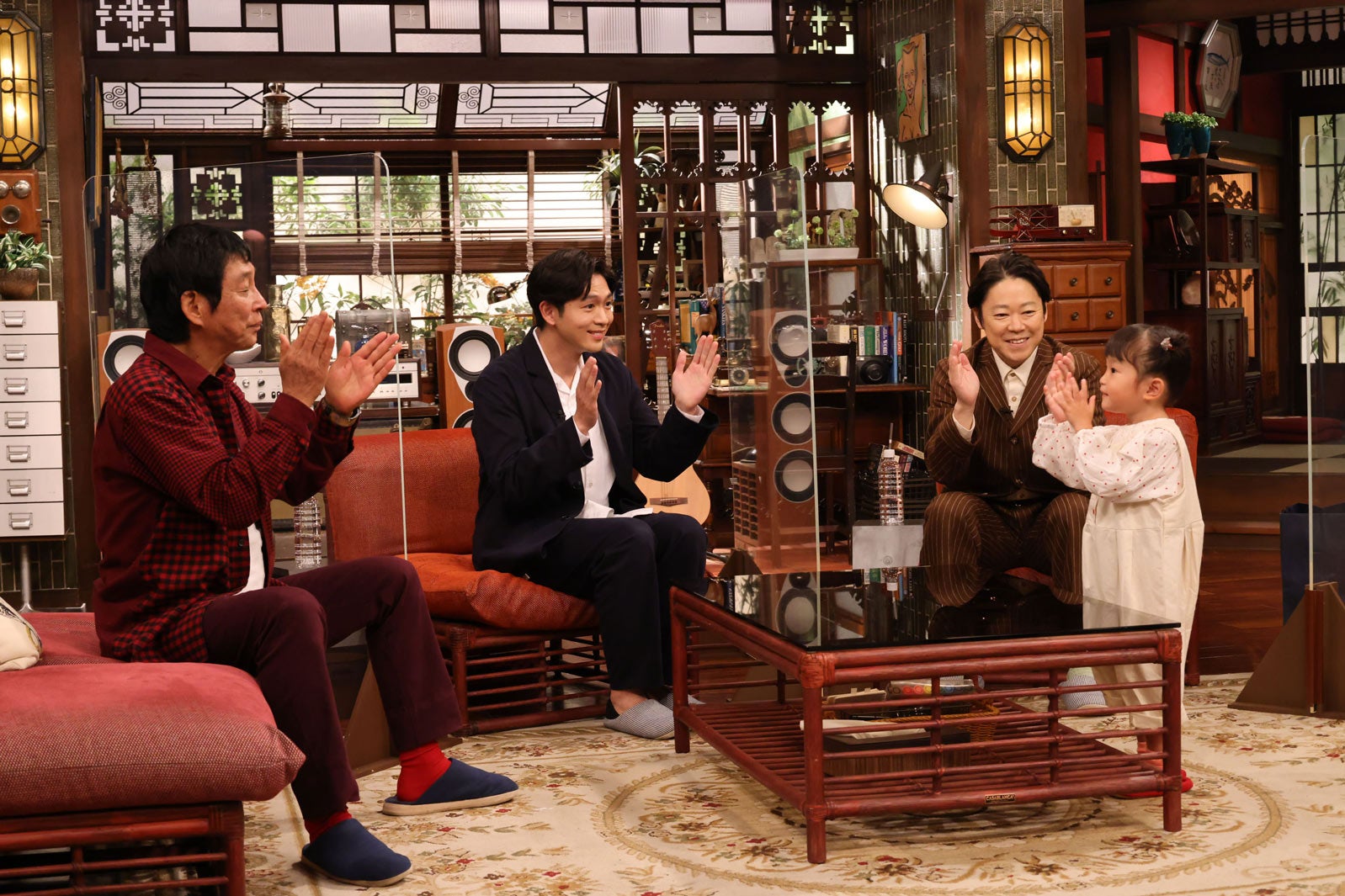 （左から）明石家さんま、松下洸平、阿部サダヲ、村方乃々佳（C）カンテレ