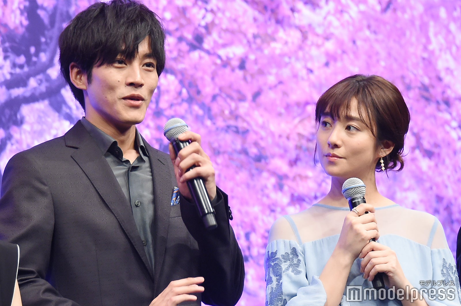 松坂桃李のトークを見守る木村文乃 （C）モデルプレス