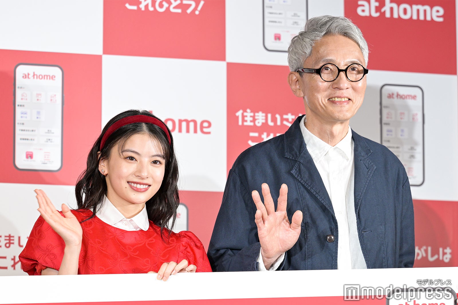 出口夏希、松重豊（C）モデルプレス