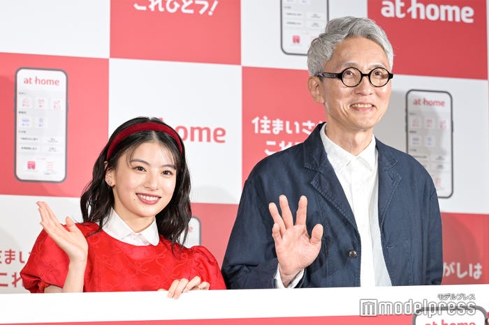 出口夏希、松重豊(C)モデルプレス