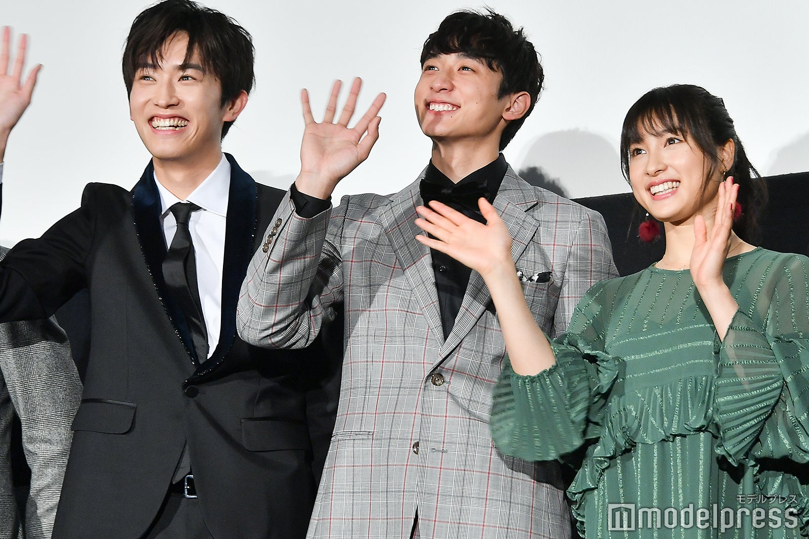 （左から）杉野遥亮、小関裕太、土屋太鳳（C）モデルプレス