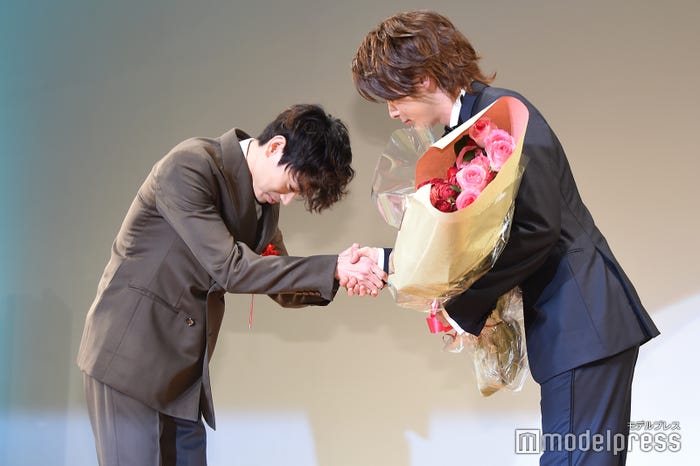 握手する菅田将暉、中村倫也 (C)モデルプレス