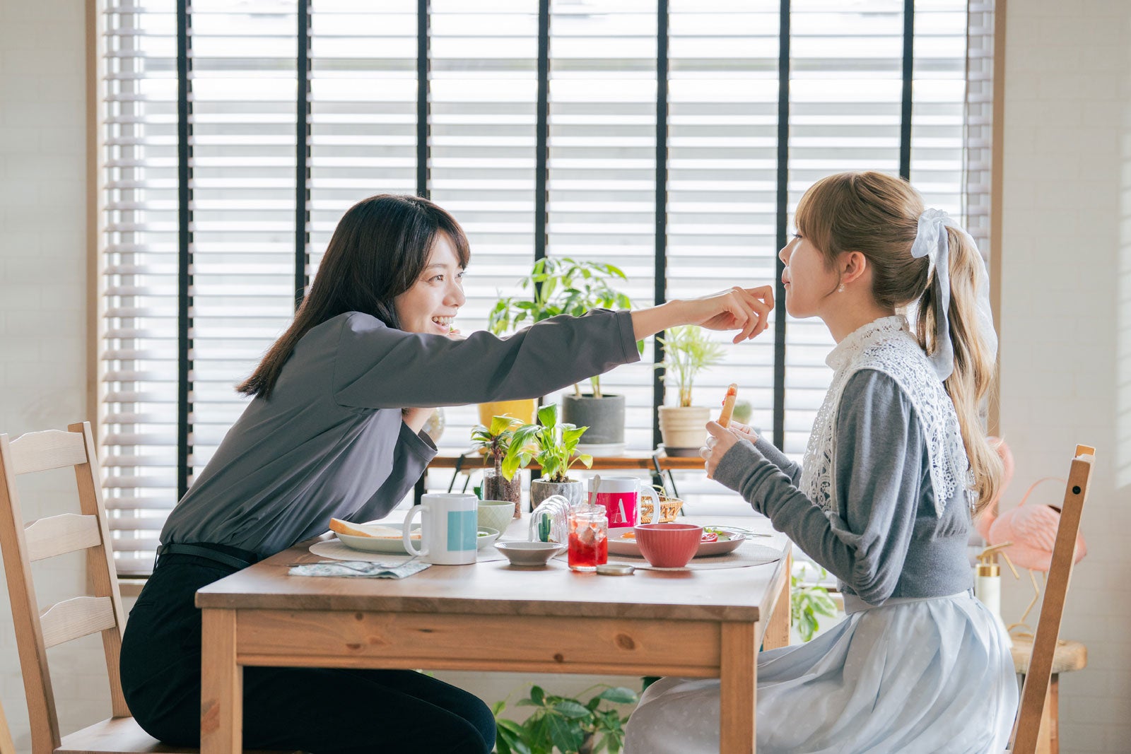 森カンナ、加藤史帆／場面写真より（C）「彩香ちゃんは弘子先輩に恋してる」製作委員会・MBS
