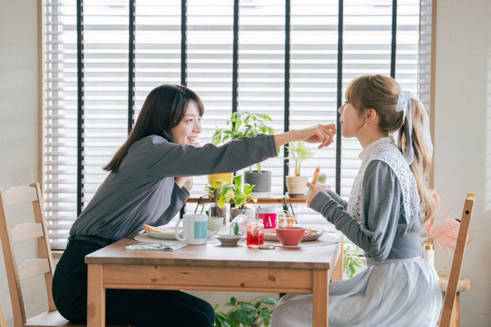 森カンナ、加藤史帆/場面写真より(C)「彩香ちゃんは弘子先輩に恋してる」製作委員会・MBS