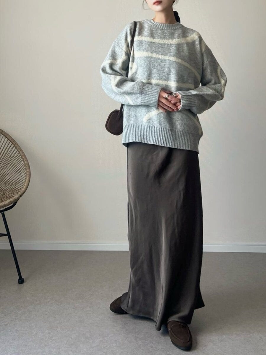 2026大人女性グレーサテンスカートコーデ