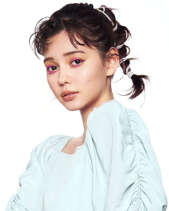 アイメイクはカラーマスカラで(提供写真)