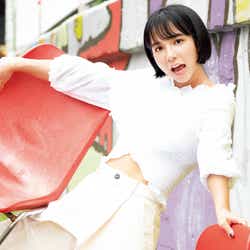 モデルプレス - “ティーンのカリスマ”山之内すず、美腹筋チラリ リアルなお悩みに回答