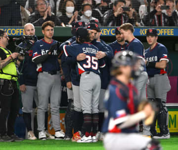 チェコ代表のサトリアが幻惑5回途中無失点 東京Dが大きな拍手に包まれる スタンドで涙するファンも チェコ代表最後のマウンドで投球制限まで続投